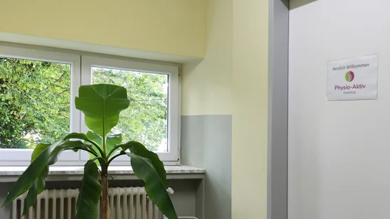 Eingangsbereich mit Begrüßungsschild von Physio-Aktiv Augsburg